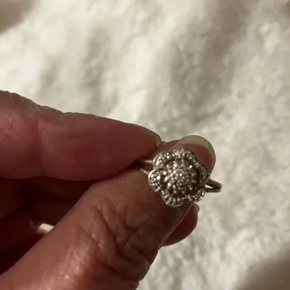 Diamond Flower Ring - Picture 3 of 11